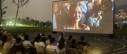 （阴茎抽插亚洲视频转载）成都秋夜“新耍法”：到公园看坝坝电影